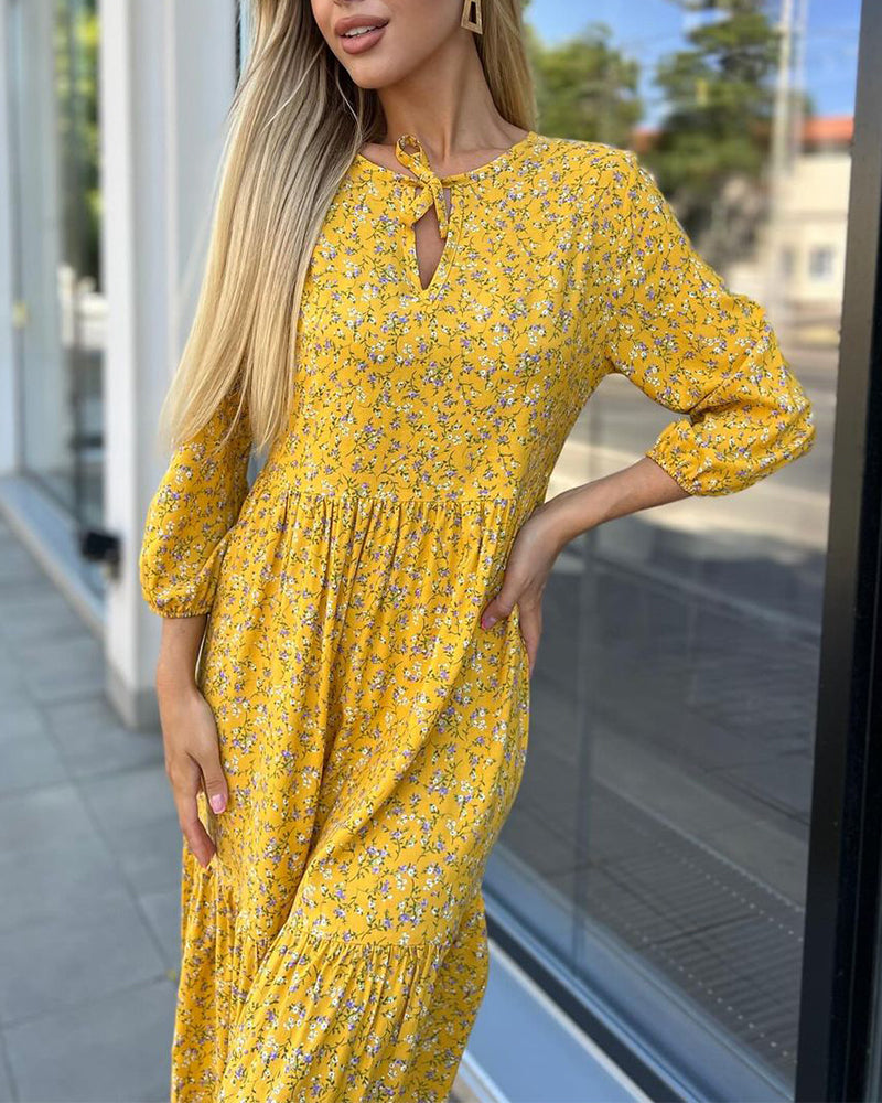 Fräsch blommig veckad vardagsklänning