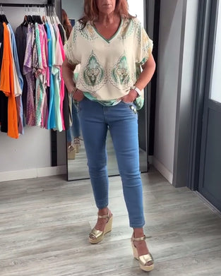 V-ringad casual topp med retrotryck