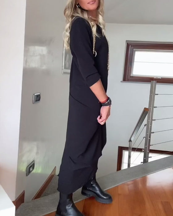 Elegant klänning i enfärgad plisserad rund hals