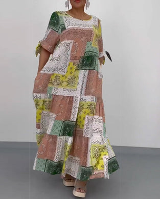 Lång klänning med fyrkantigt tryck med lös rund hals