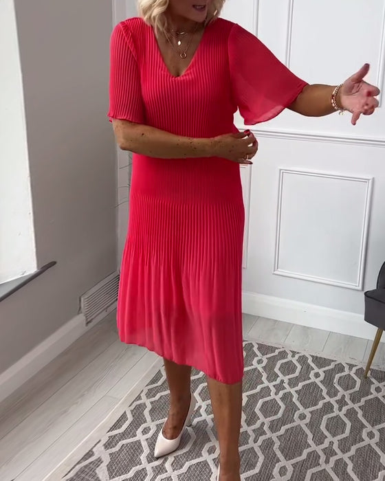 Casual enfärgad plisserad klänning med V-ringning och halvärm
