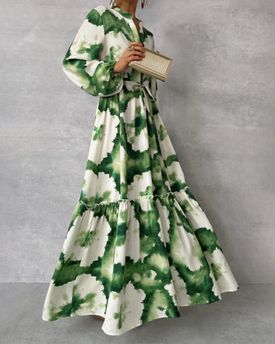 Elegant tie-dye klänning med patchwork dragsko och ballongärm