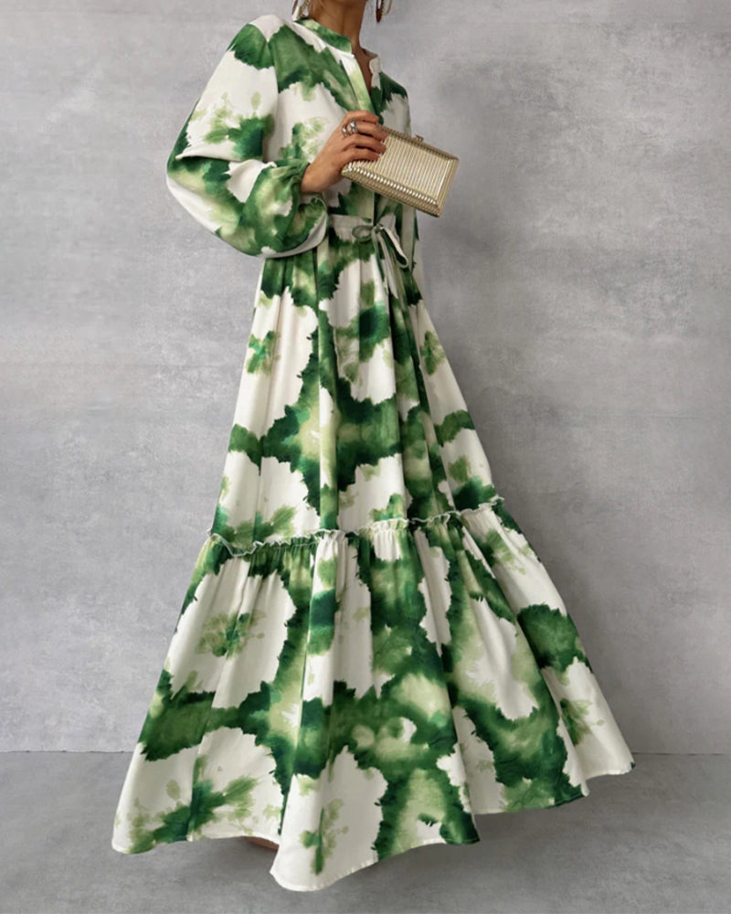 Elegant tie-dye klänning med patchwork dragsko och ballongärm