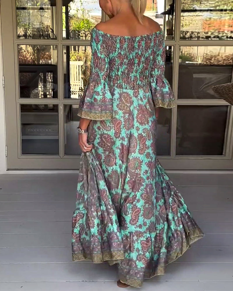 En axel avslappnad klänning med retrotryck