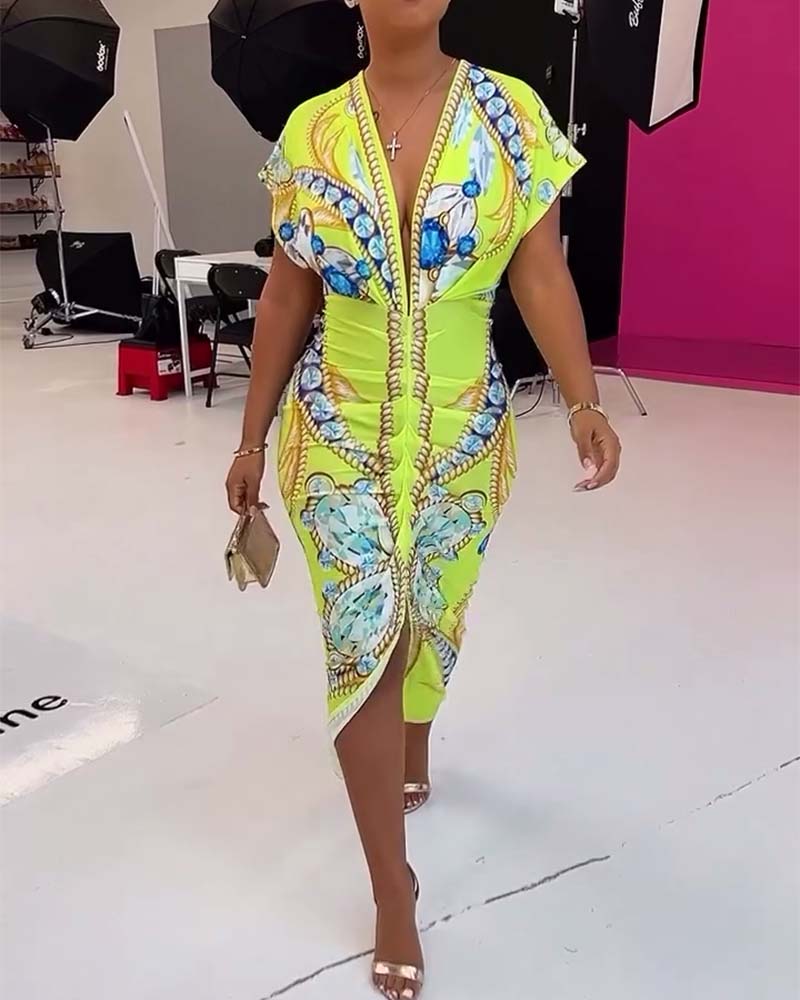 Klänning med djup V-slits i midjan