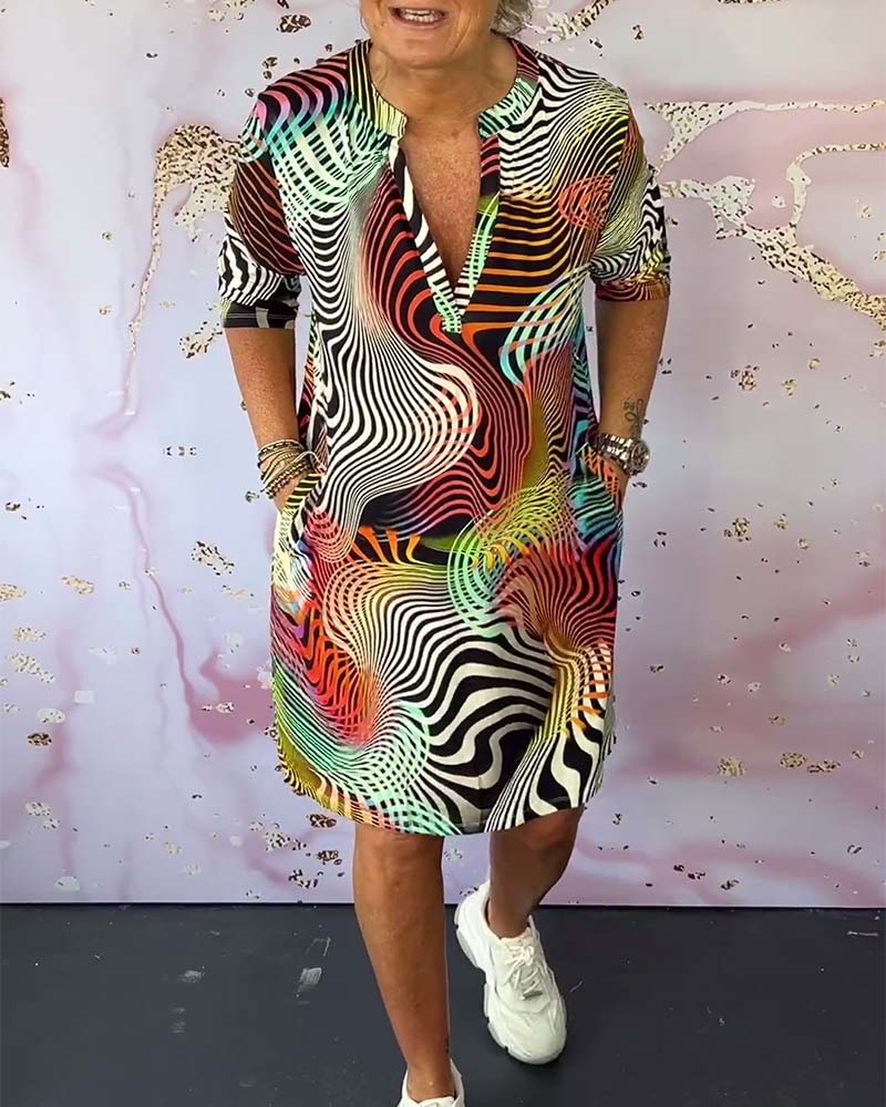 Färgglad tryckt fickklänning med V-ringning och halvärm