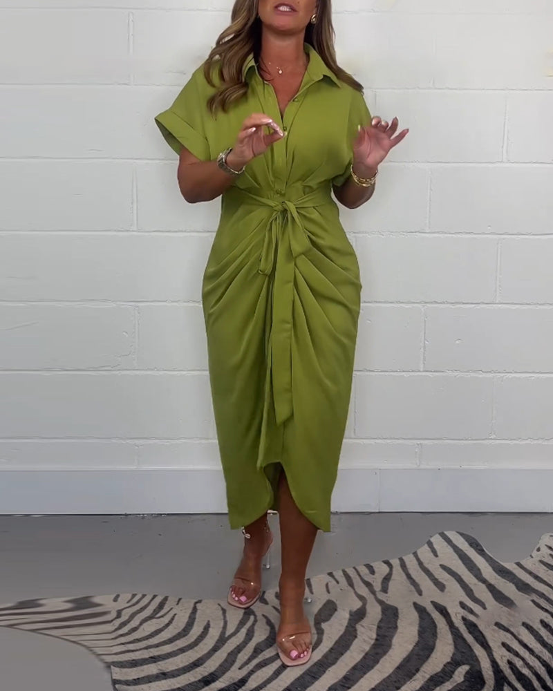 Elegant plisserad klänning med skjorthals