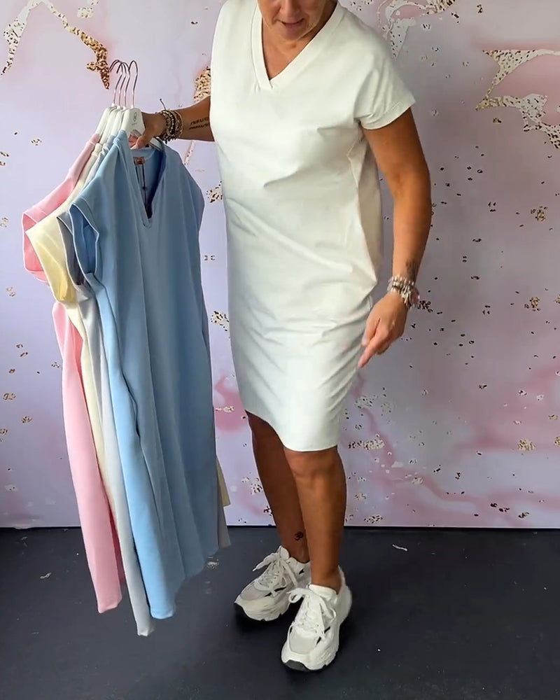 Enfärgad V-ringad kortärmad klänning