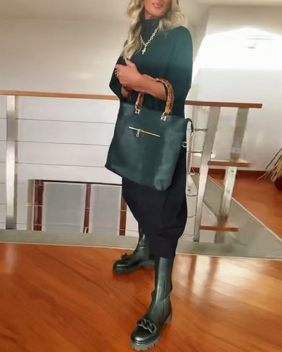 Enfärgad ledig klänning med hög krage