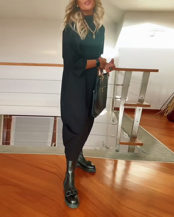 Enfärgad ledig klänning med hög krage