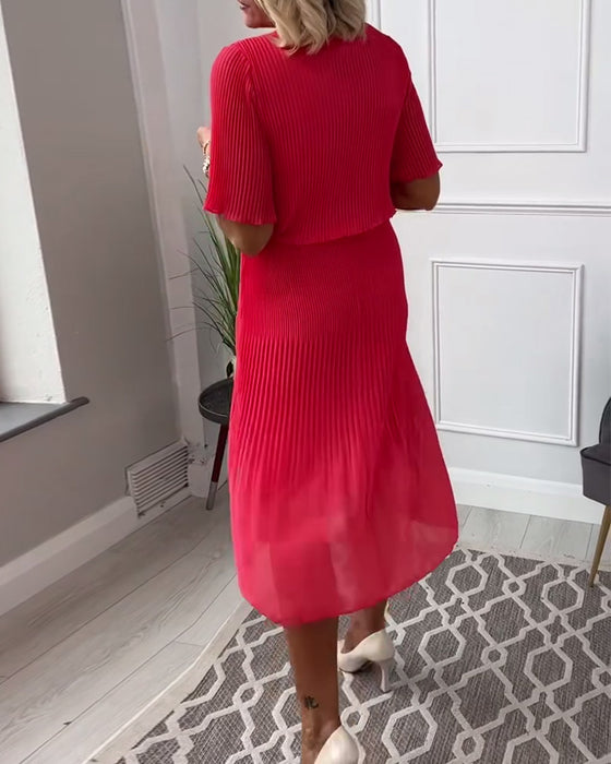 Casual enfärgad plisserad klänning med V-ringning och halvärm