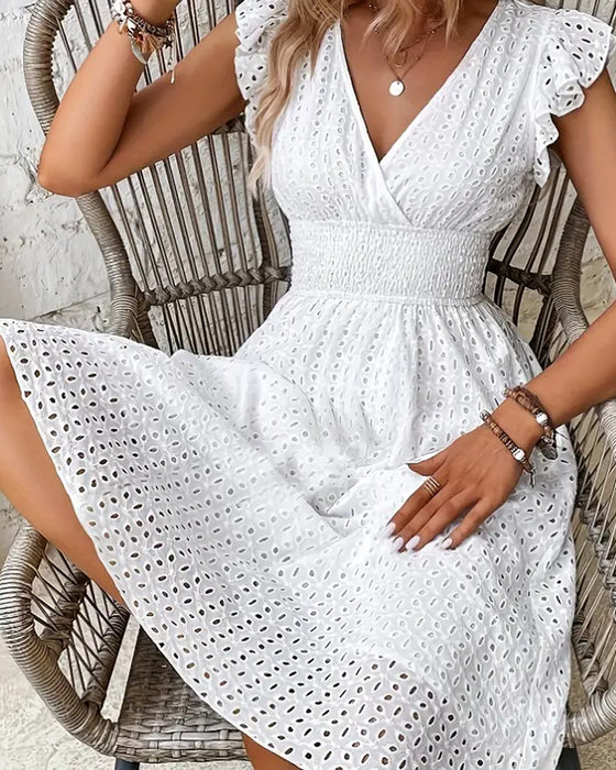 Enfärgad klänning med djup V-midja