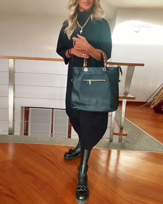 Enfärgad ledig klänning med hög krage