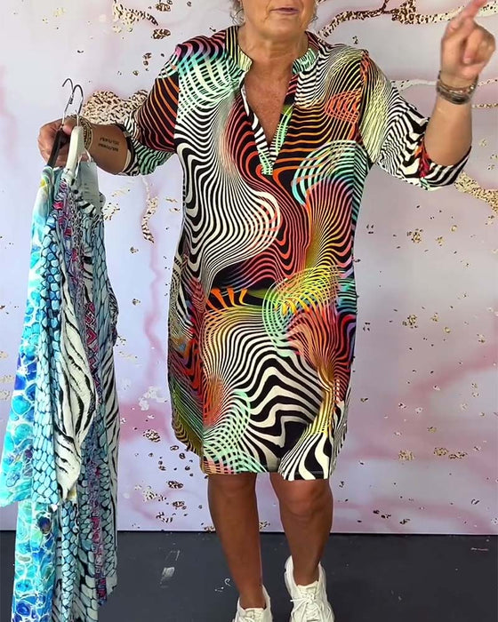 Färgglad tryckt fickklänning med V-ringning och halvärm