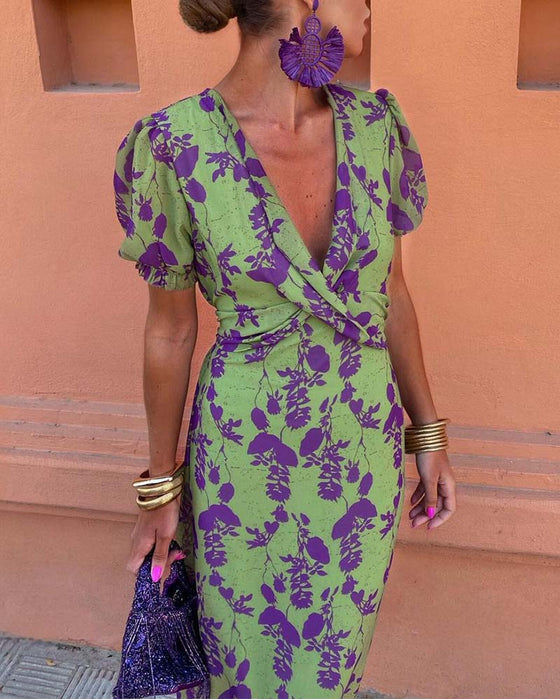 Elegant lövtryckt A-linje klänning med djupt V och puffärm