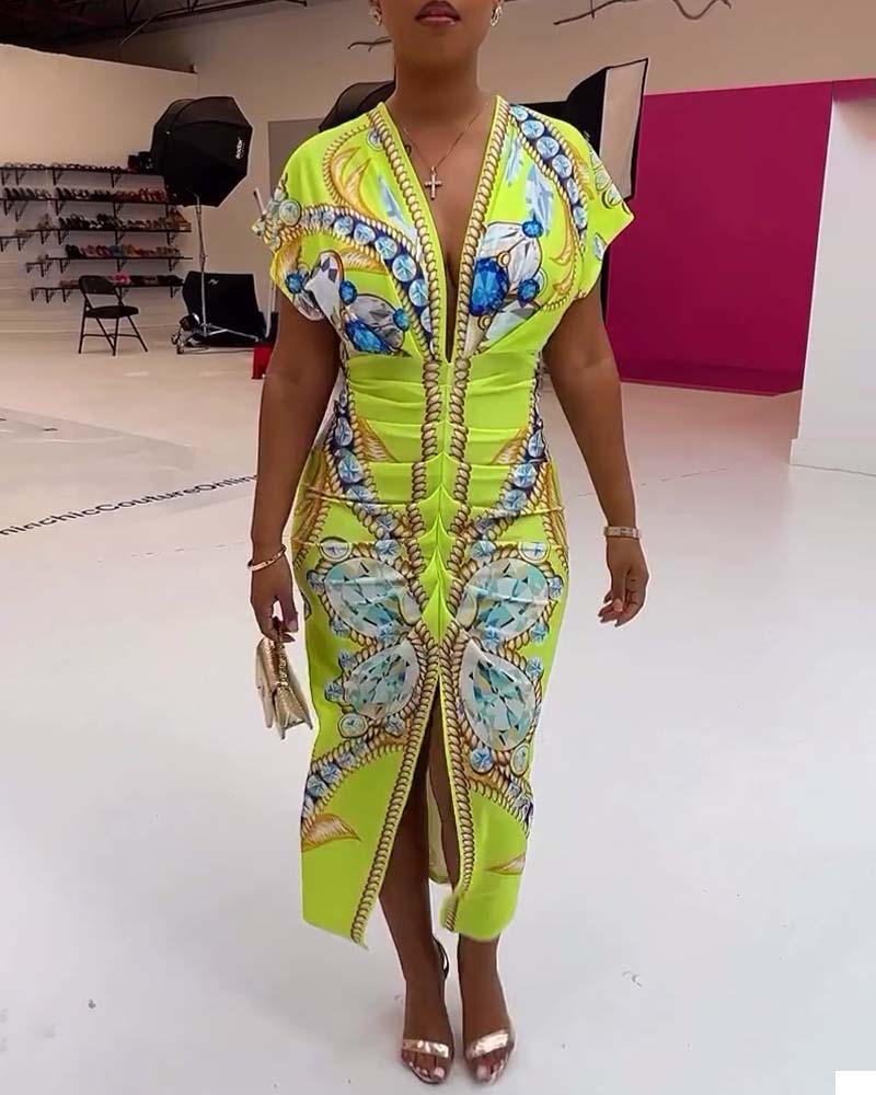 Klänning med djup V-slits i midjan