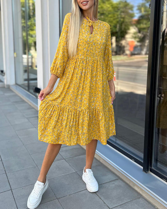 Fräsch blommig veckad vardagsklänning