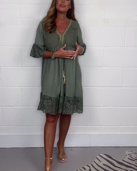 Elegant enfärgad lös klänning med V-ringad spets