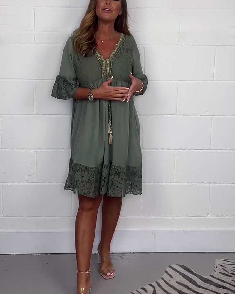 Elegant enfärgad lös klänning med V-ringad spets