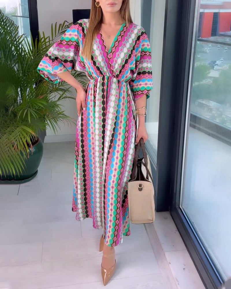Färgglad klänning med lapptäcketryck med V-ringning och trekvartsärm