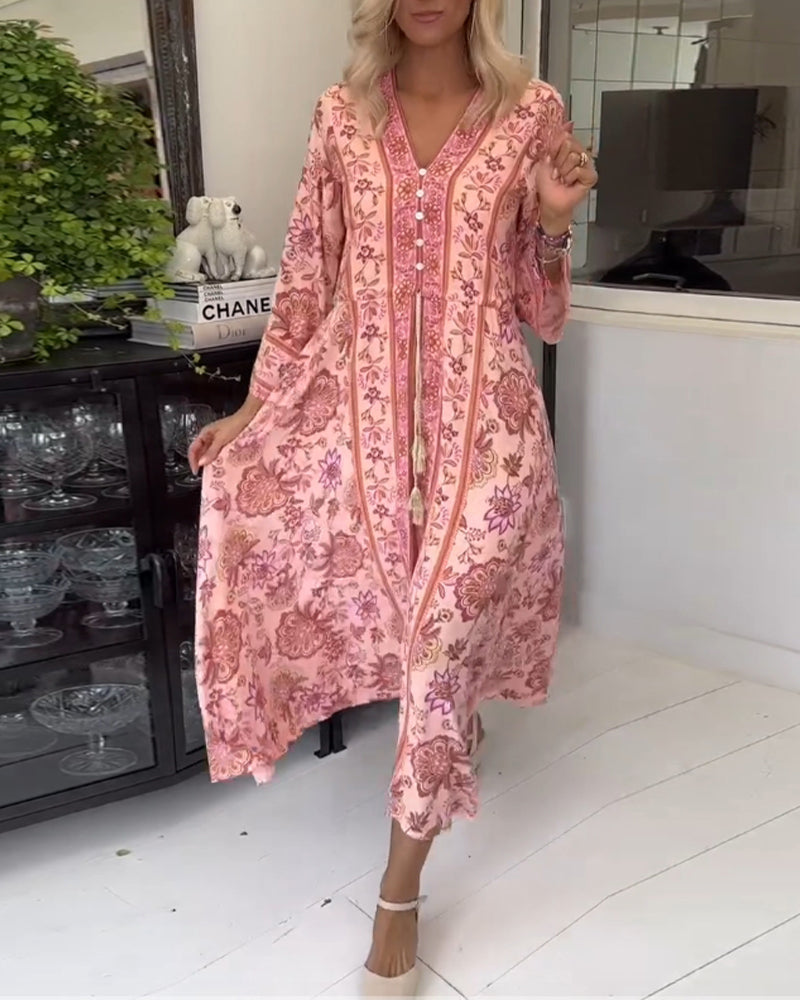 Elegant tryckt klänning med V-ringad dragsko