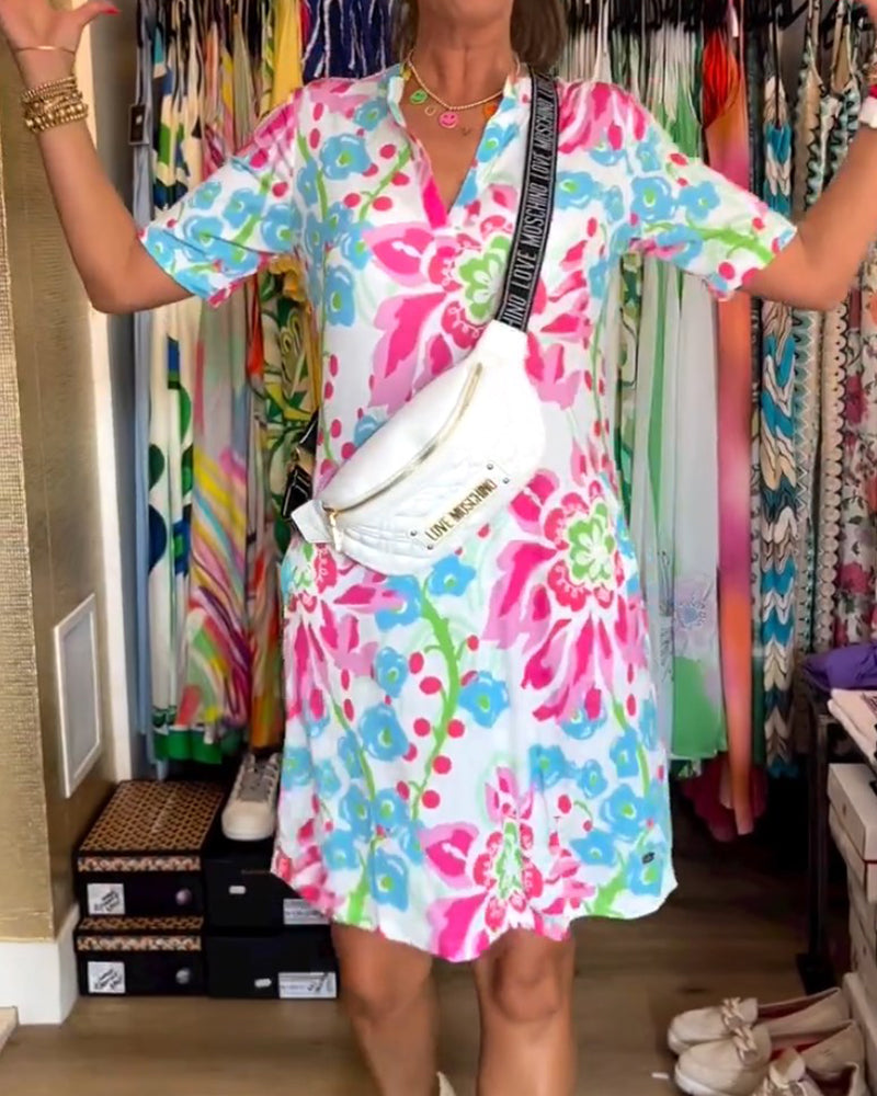 Klänning med korta ärmar, blommigt tryck och V-ringning