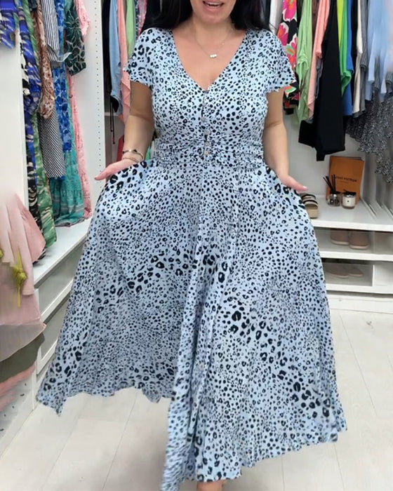 Kortärmad klänning med V-ringning