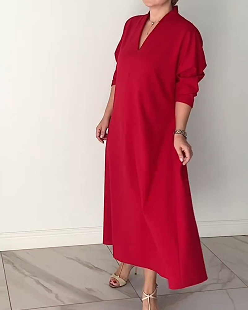 Enkel enfärgad v-ringad elegant klänning