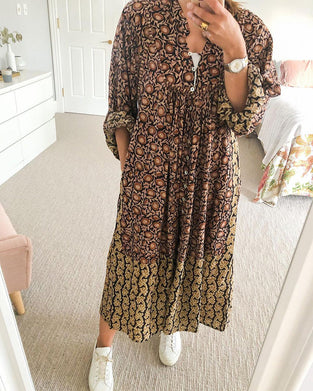 Långärmad klänning med tryck