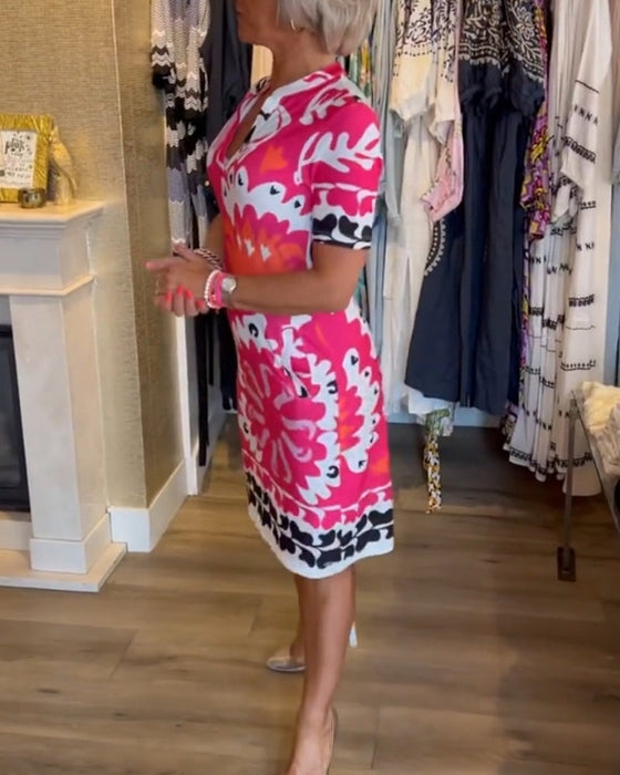 Kortärmad v-ringad klänning med tryck