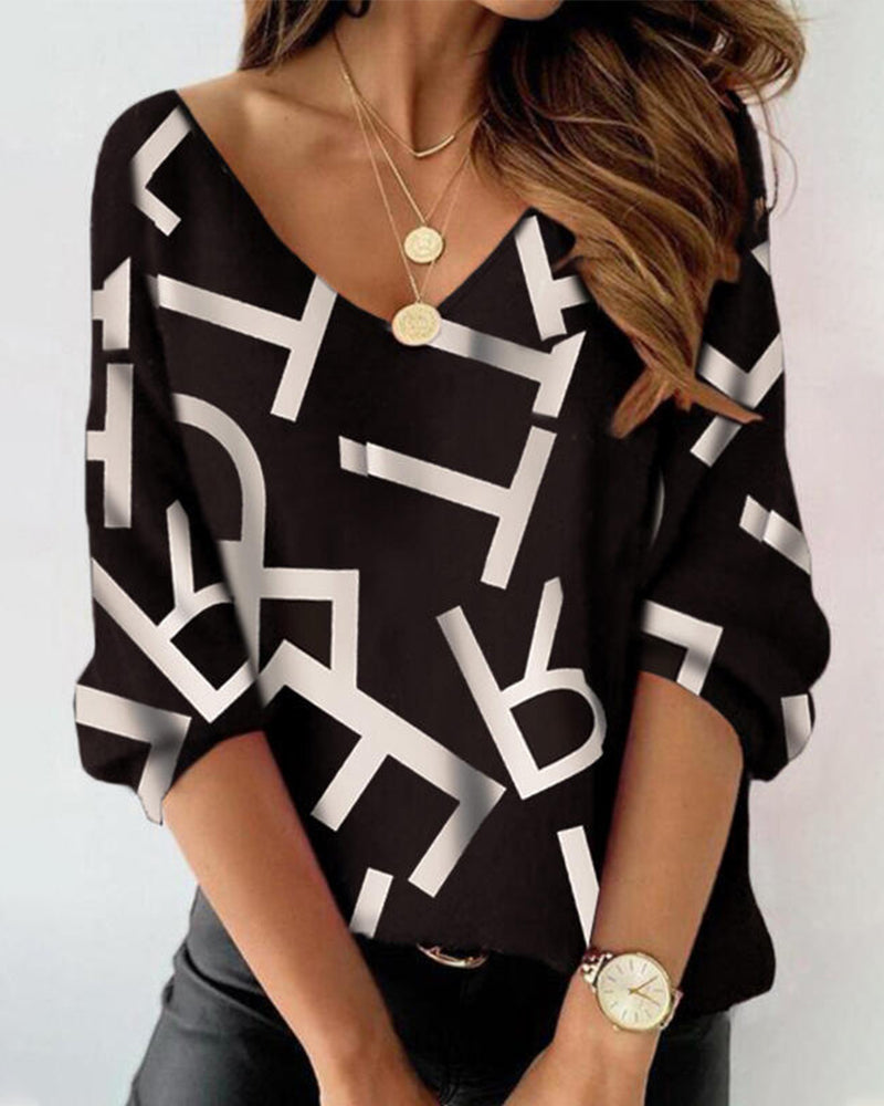 Långärmad topp med bokstavs- och fjädertryck