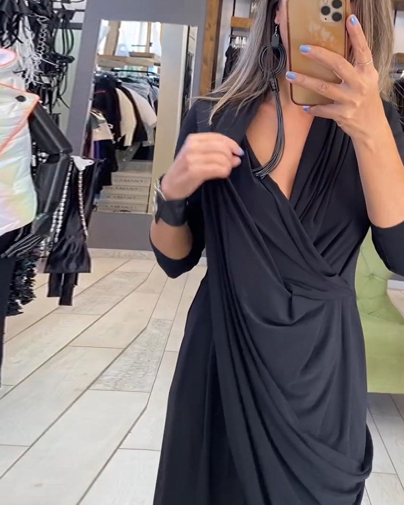 Elegant veckad enfärgad klänning