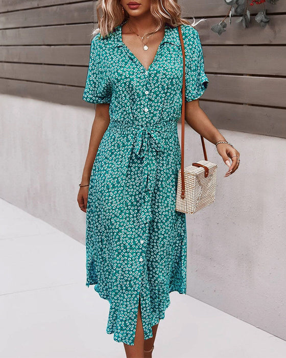 Klänning med korta ärmar, napp i midjan och blommönster