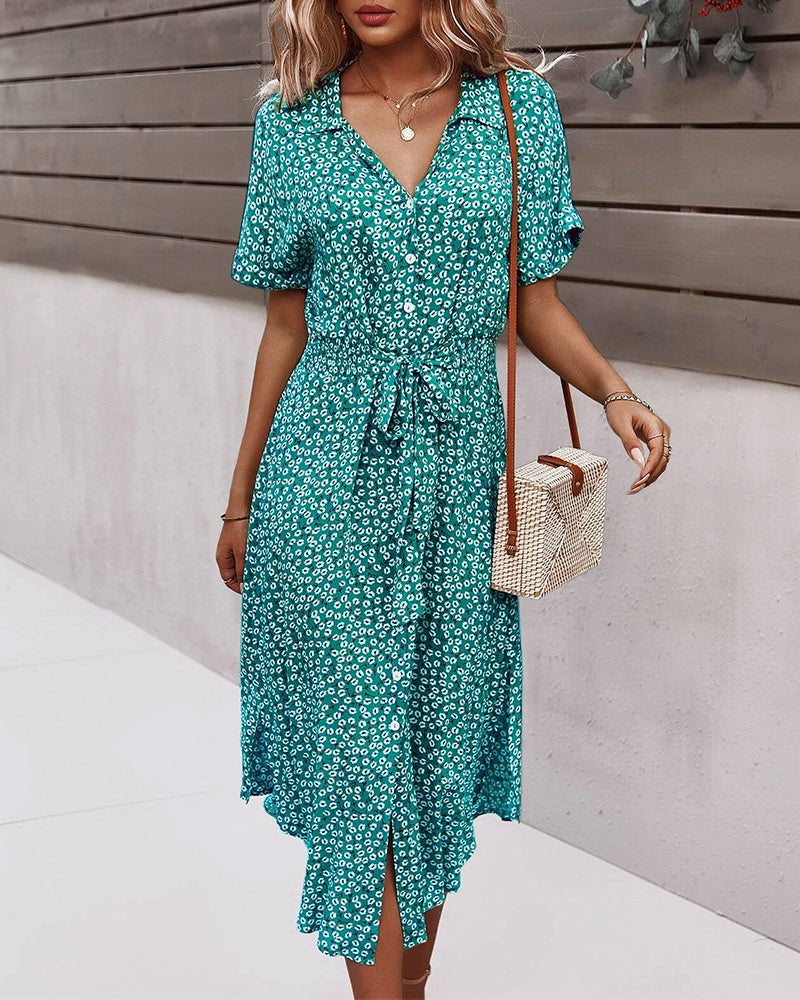 Klänning med korta ärmar, napp i midjan och blommönster