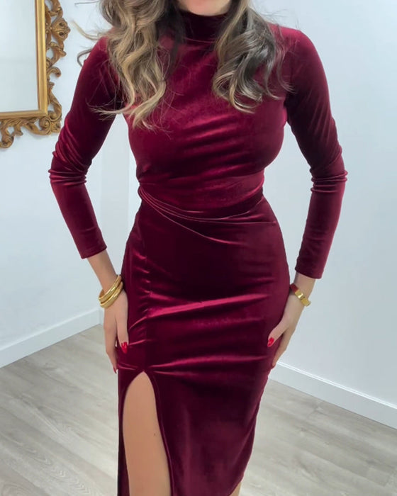 Elegant sammetsklänning med slits i sidan