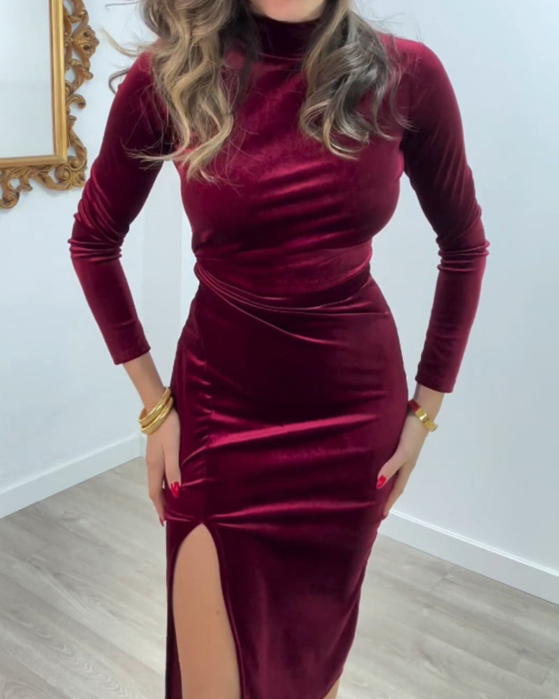 Elegant sammetsklänning med slits i sidan