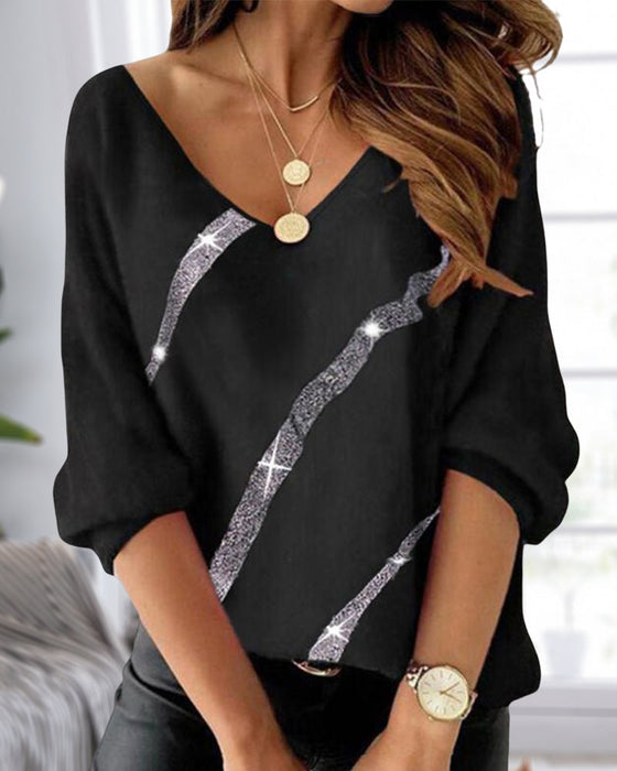 Långärmad topp med bokstavs- och fjädertryck