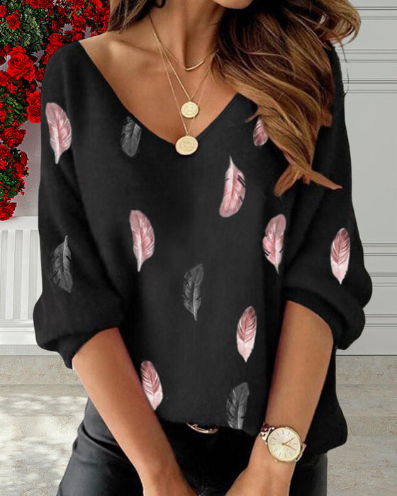 Långärmad topp med bokstavs- och fjädertryck