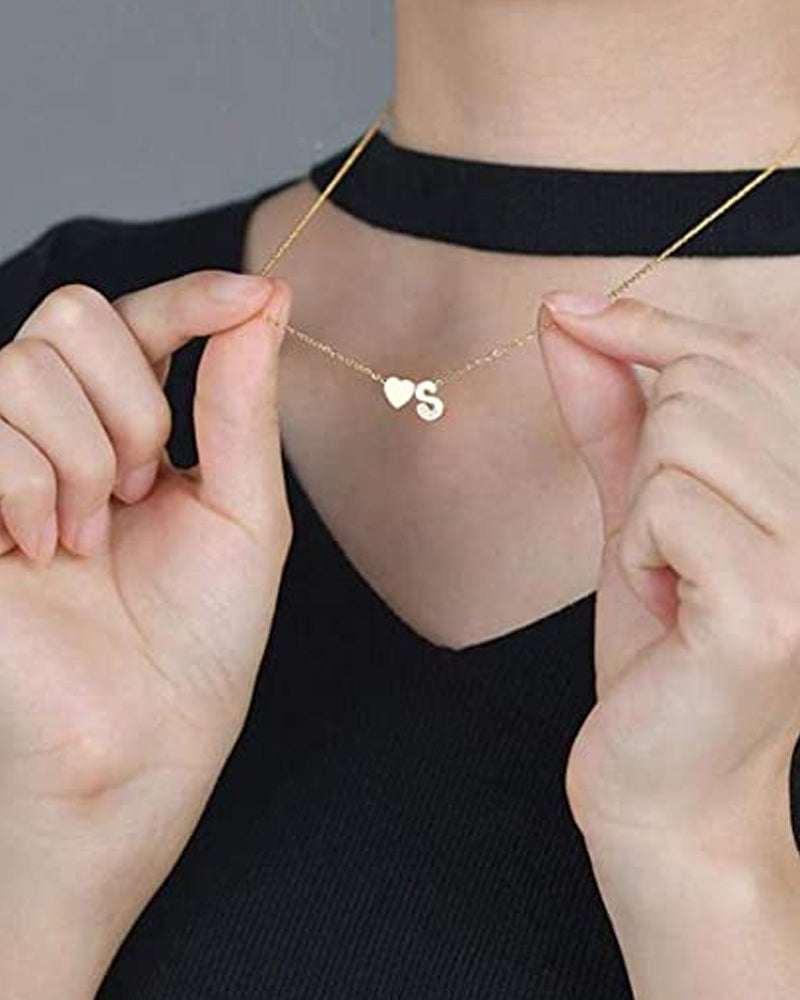 Enkelt persika hjärta bokstavshalsband