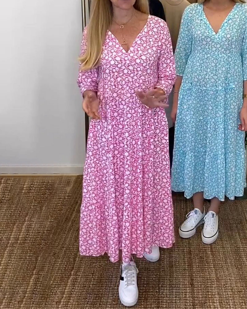 Avslappnad klänning med blommönster