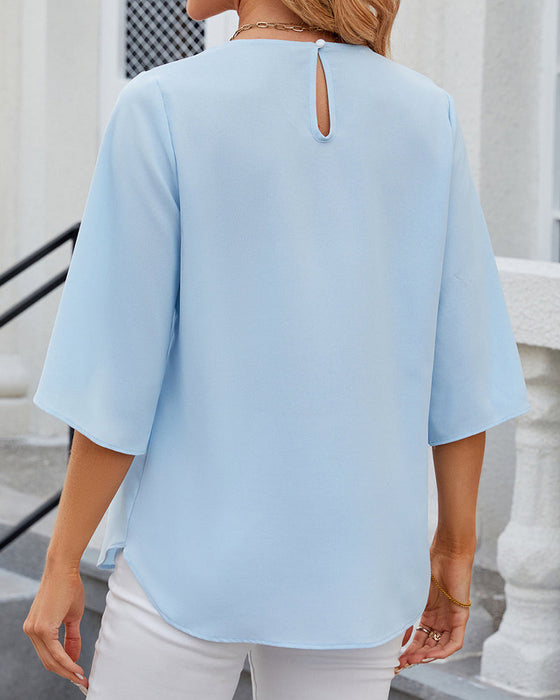 Elegant enfärgad blus med halv ärm
