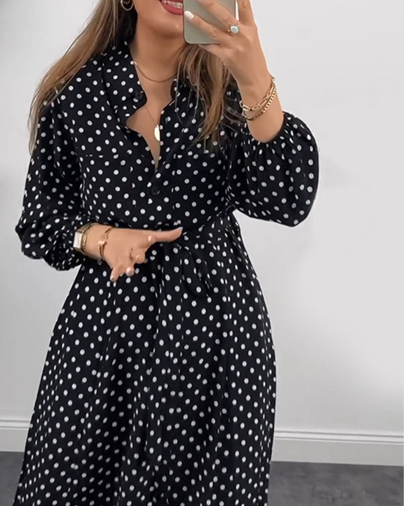 Elegant klänning med pricktryck