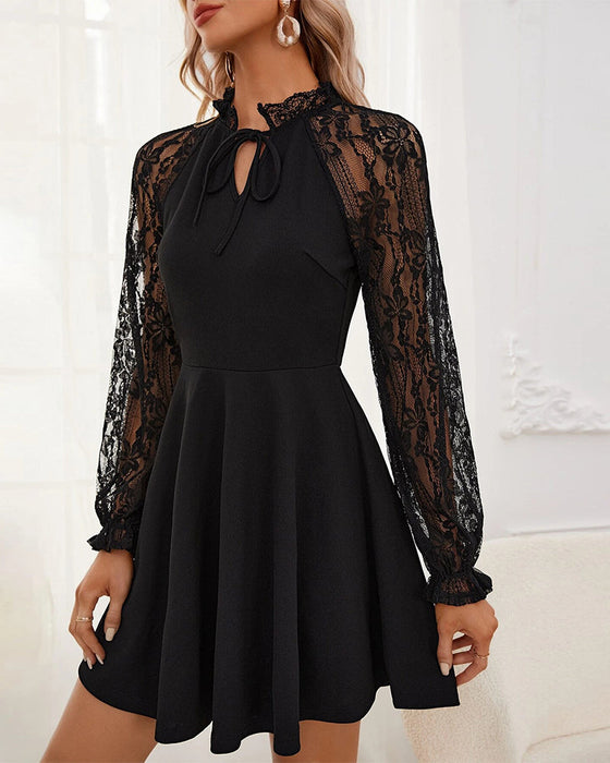 Klänning med spets och långa ärmar