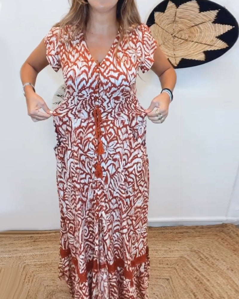 Kortärmad elegant klänning med V-ringad tryck