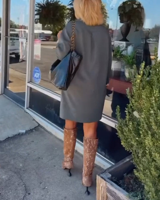 Enfärgad elegant klänning med rund hals