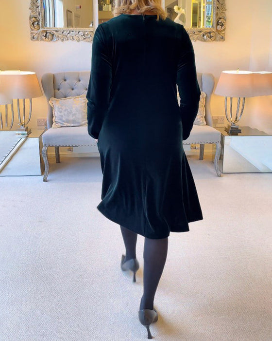 Klänning i sammet med fickor och rund halsringning