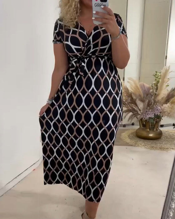 Kortärmad klänning med diamanttryck