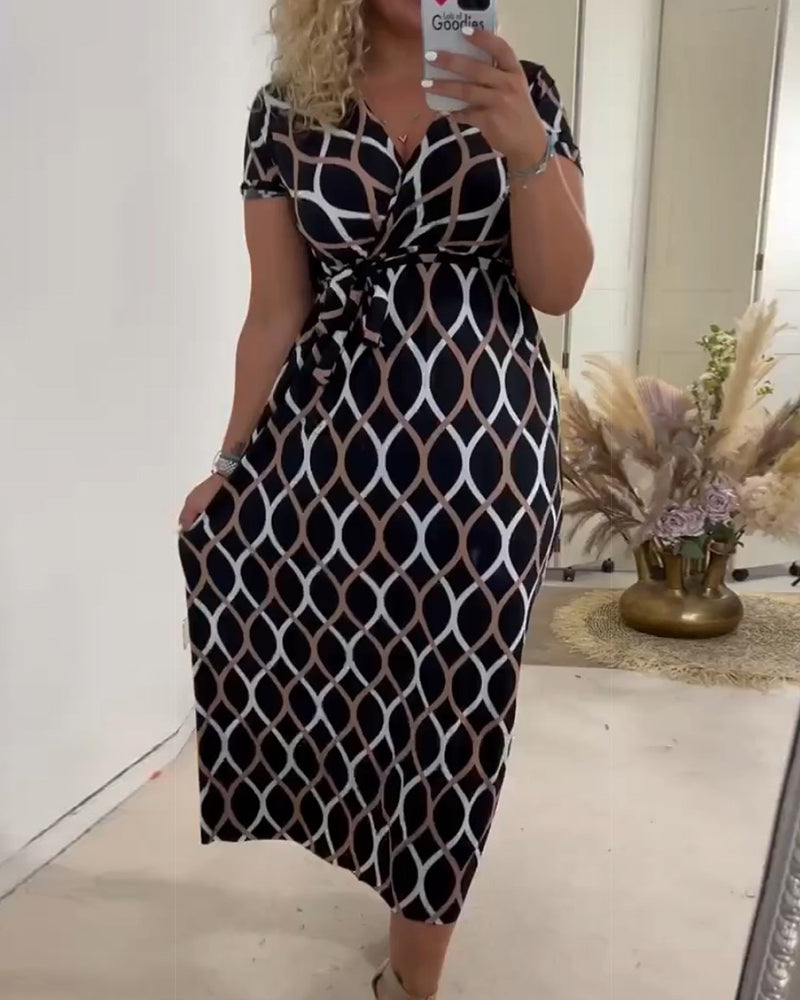 Kortärmad klänning med diamanttryck