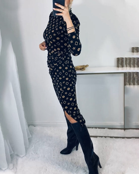 Elegant höghalsad klänning med geometriskt tryck