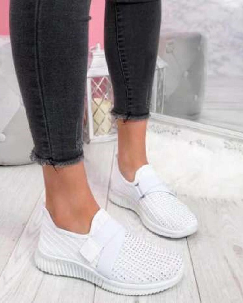 Enfärgade sneakers med varmborrning